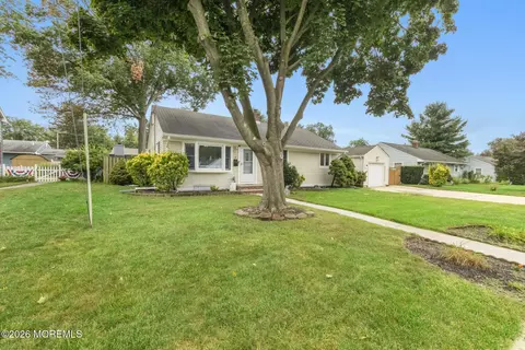 8 Meadowbrook Ave, Eatontown, NJ 07724
