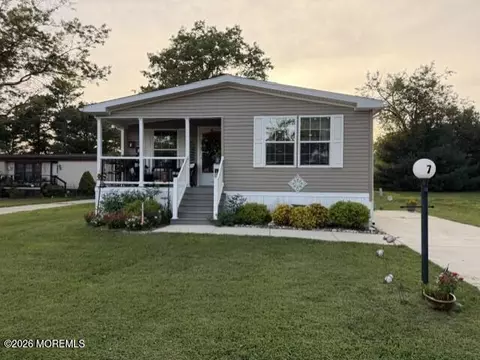 7 Susan Dr, Barnegat, NJ 08005