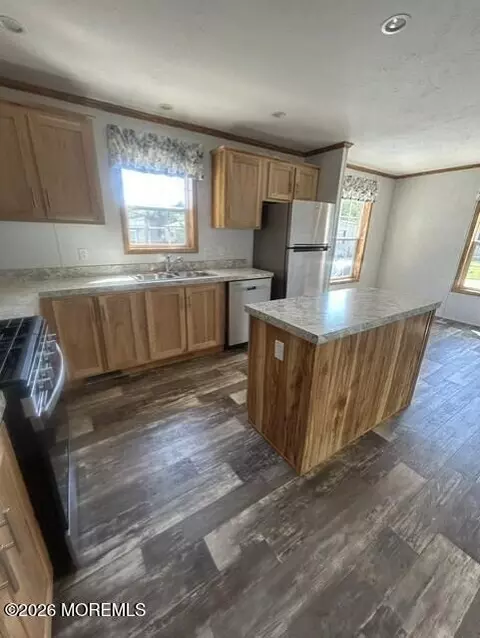 Kitchen - 6 Eagle Rd, Jackson, NJ 08527 photo 1 of 4