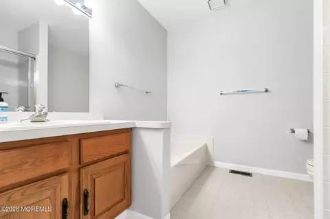 Bath - 2 Hickory Ct #B, Brielle, NJ 08730 photo 3 of 5