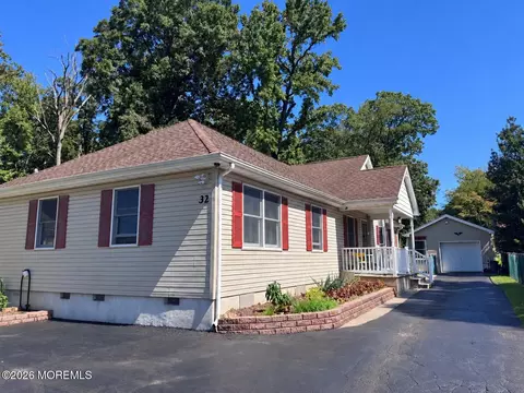 32 Weaverville Rd, Freehold, NJ 07728