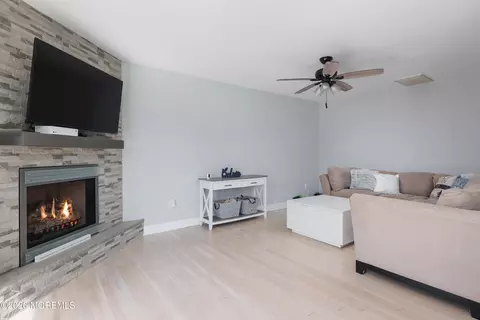 Living - 719 Drum Point Rd, Brick, NJ 08723 photo 1 of 2