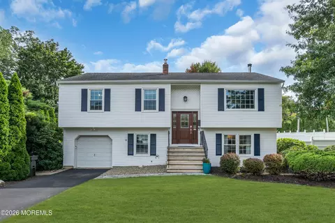 2 Colony Ct, Hazlet, NJ 07730