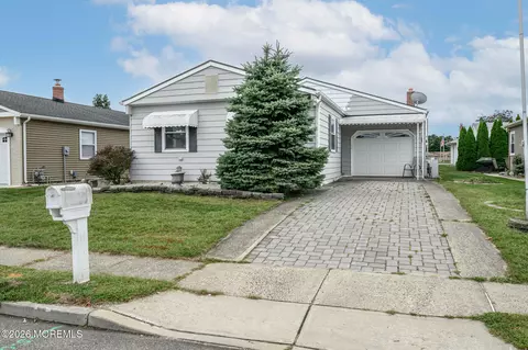 8 Lumsden St, Toms River, NJ 08757
