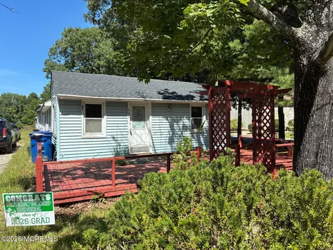 647 Lakehurst Rd, Browns Mills, NJ 08015