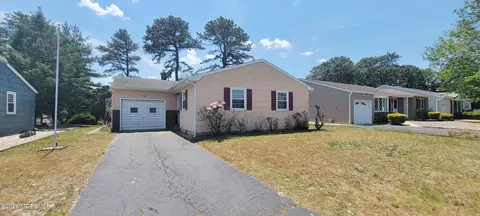17 Bennington Dr, Toms River, NJ 08757