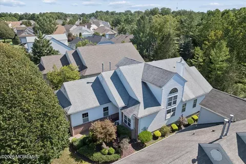 4 Gainsborough Ct, Manalapan, NJ 07726