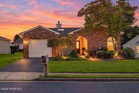 36 Lakeview Dr, Marlboro, NJ 07746