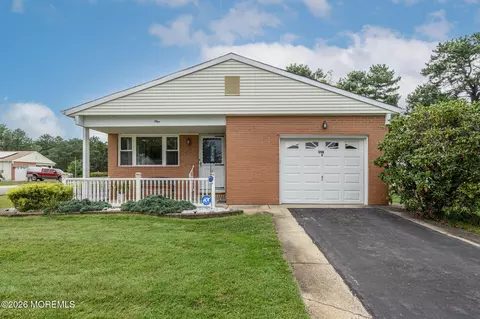 1 Selkirk Ave, Toms River, NJ 08757