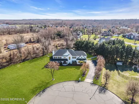 4 Susan Ct, Farmingdale, NJ 07727
