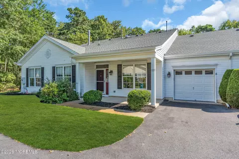 122 Greenlawns Dr, Lakewood, NJ 08701