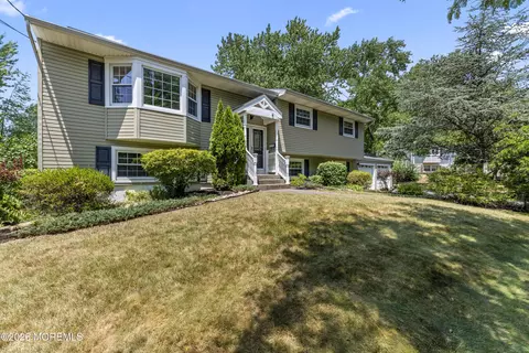 5 Yale Ct, East Brunswick, NJ 08816