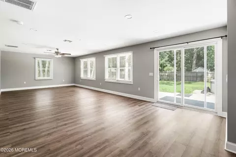 Living - 21 Murdock Pl, Jackson, NJ 08527 photo 2 of 3