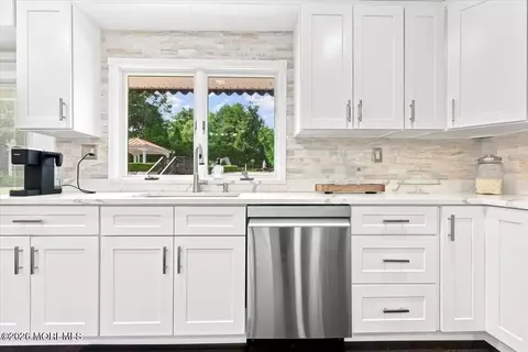 19 Hillside Rd, Manalapan, NJ 07726