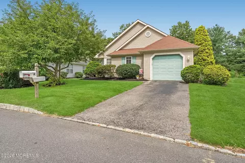 3 Strawberry Ln, Lakewood, NJ 08701