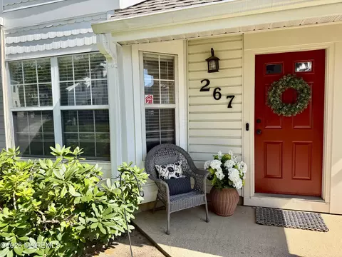 267 Tulip Ln, Freehold, NJ 07728