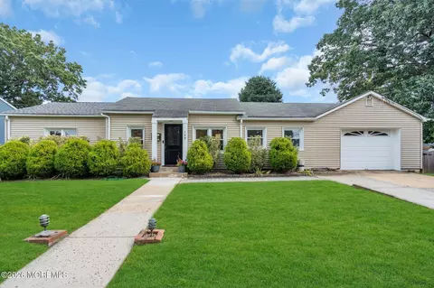 149 11th St, Belford, NJ 07718