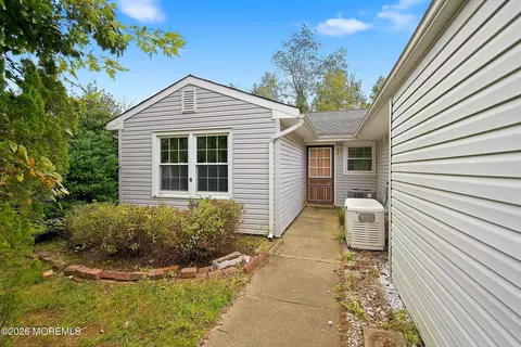 18 Scenic Dr, Freehold, NJ 07728