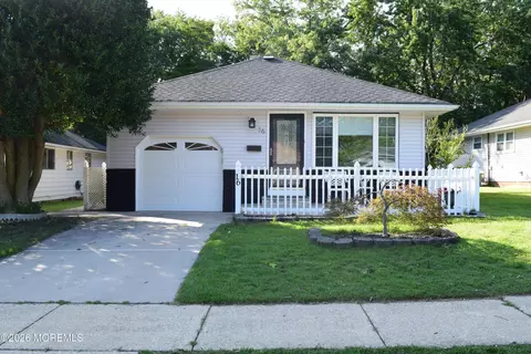 16 Mount Katadin Dr, Toms River, NJ 08753