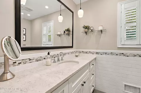 Bath - 75 Chestnut Ave, Brick, NJ 08724 photo 2 of 5