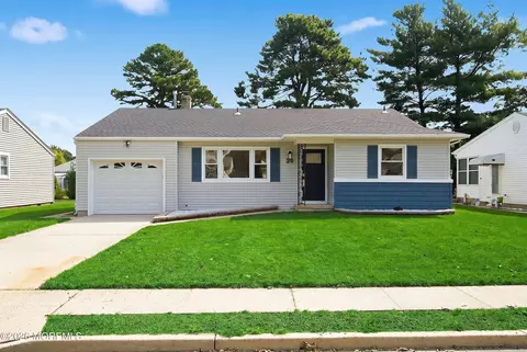 26 Nostrand Dr, Toms River, NJ 08757