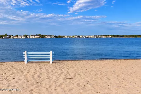 8 Frankies Ln, Toms River, NJ 08753