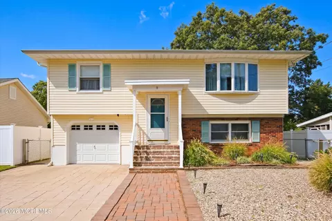 8 Frankies Ln, Toms River, NJ 08753