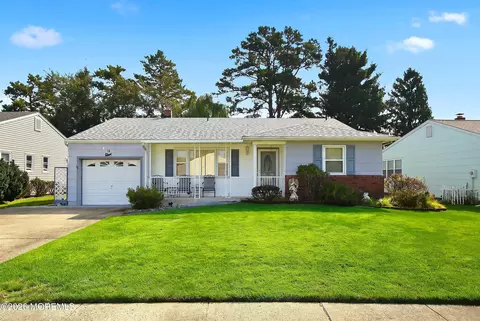 14 Nostrand Dr, Toms River, NJ 08757