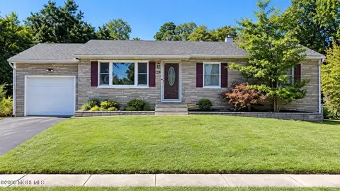 28 Woodside Dr, Howell, NJ 07731