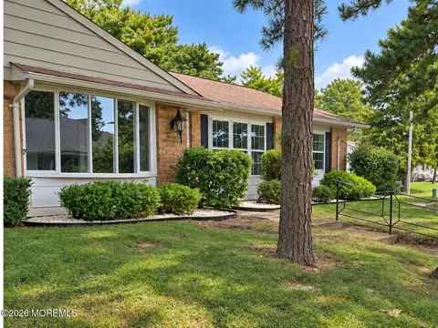 21 Cambridge Cir # B, Manchester, NJ 08759