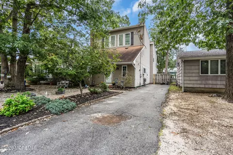 Exterior - 428 Windsor St, Forked River, NJ 08731 photo 8 of 13