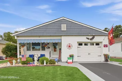 39 Chesterfield Ln, Toms River, NJ 08757
