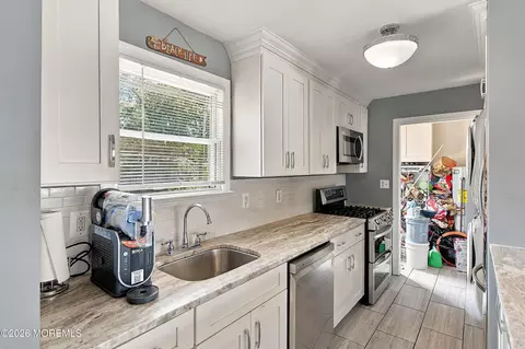 Kitchen - 333 Constitution Dr, Forked River, NJ 08731 photo 2 of 3