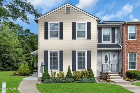49 Lantern Ln, Sayreville, NJ 08872