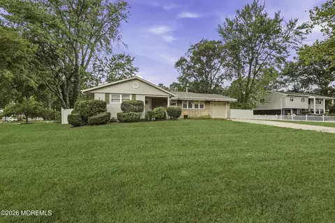 1006 Amethyst Dr, Toms River, NJ 08753