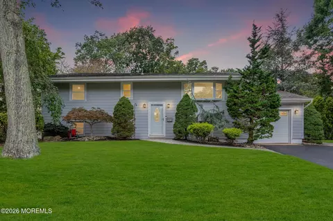 9 Kensington Dr, Howell, NJ 07731