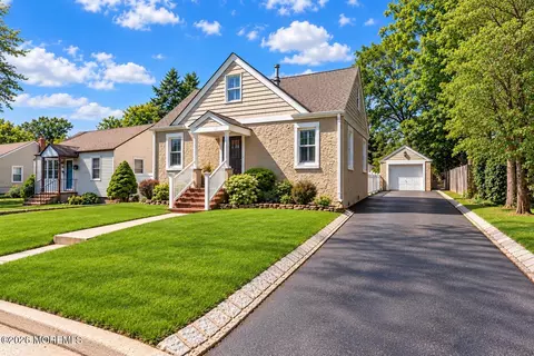 542 Clinton Ave, Belford, NJ 07718