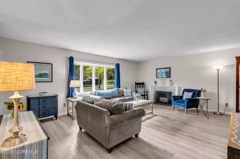 Living - 712 Howell Dr, Brielle, NJ 08730 photo 2 of 2