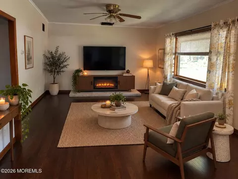 35 Wood Ave, Middletown, NJ 07748