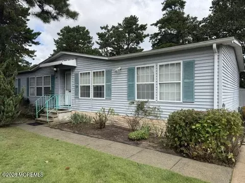 302 Kenwood Ct, Whiting, NJ 08759