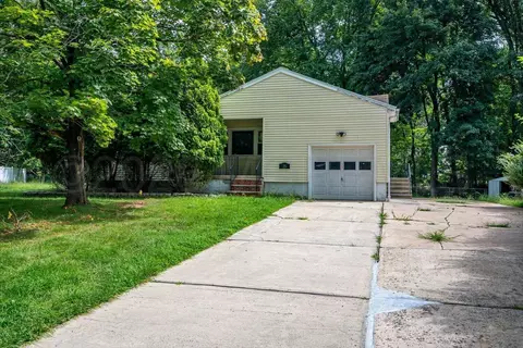 25 Woodbrook Dr, Matawan, NJ 07747