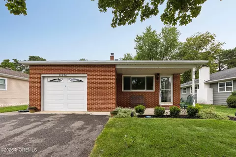 38 Biabou Dr, Toms River, NJ 08757