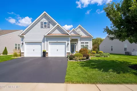 21 W Campania Ln, Farmingdale, NJ 07727