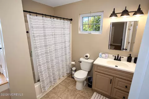 Bath - 40 Weldon Rd, Matawan, NJ 07747 photo 2 of 4