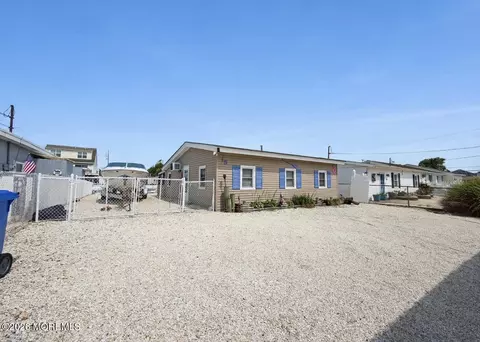 15 Beverly Ln, Manahawkin, NJ 08050