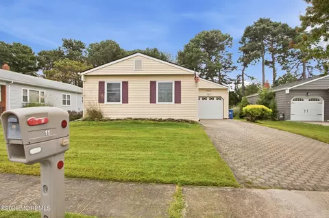 11 Woodstock Dr, Toms River, NJ 08757