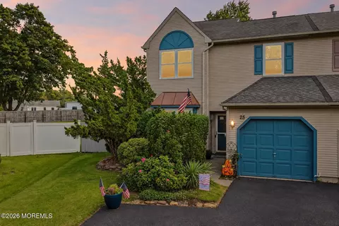 25 Longbrook Ln, Freehold, NJ 07728