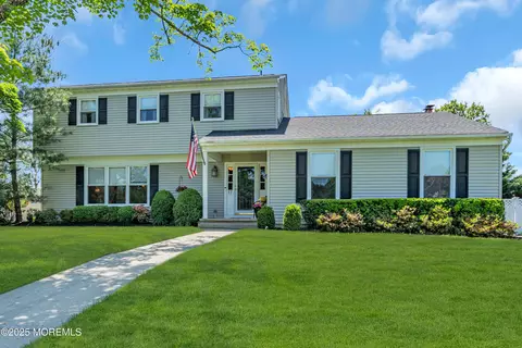 17 Acorn Dr, Middletown, NJ 07748