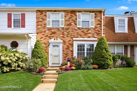 17 Kingsley Way, Freehold, NJ 07728