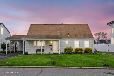5 W Arthur Pl, Iselin, NJ 08830